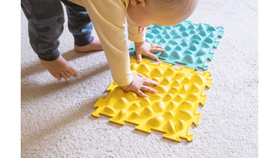 Zabawy sensoryczne niemowląt, czyli poznawanie świata przez zmysły 